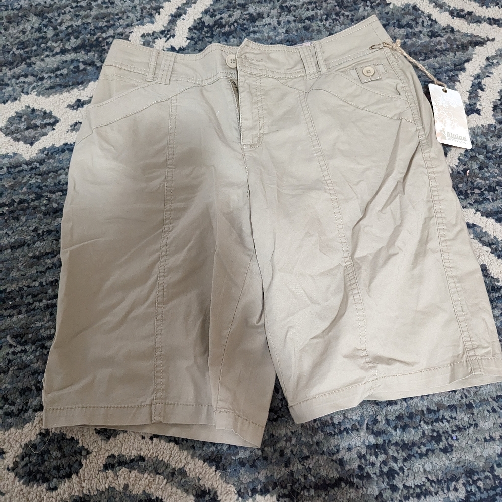 White Alpine Design Shorts Size 6